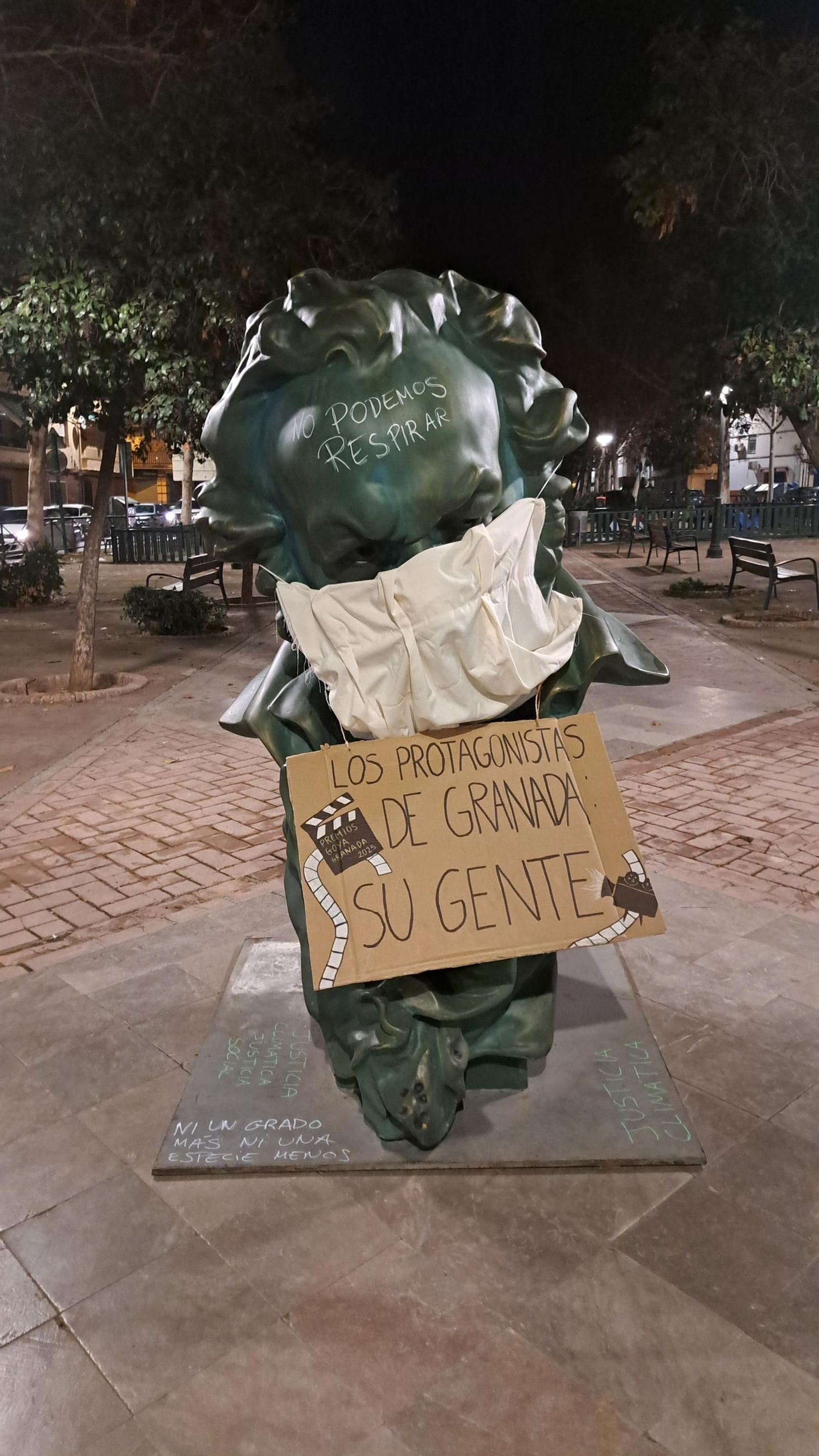 Las imágenes de las pintadas a los bustos de los Premios Goya de Granada