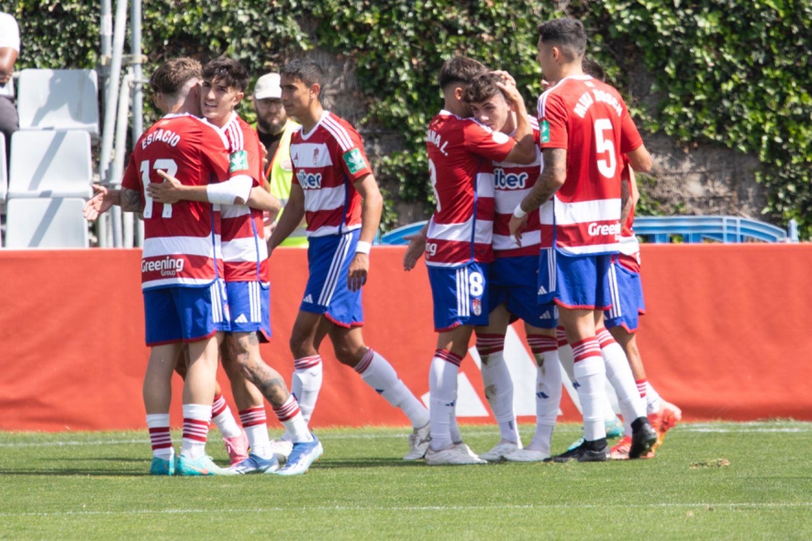 Los rojiblancos celebran el primer gol del partido