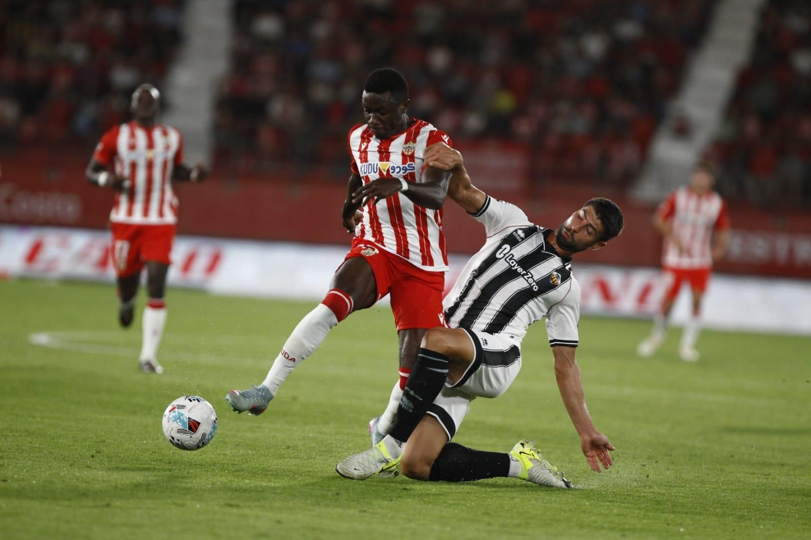 Patrick Soko intenta zafarse de la entrada de un rival durante una acción del encuentro ante los castellonenses.