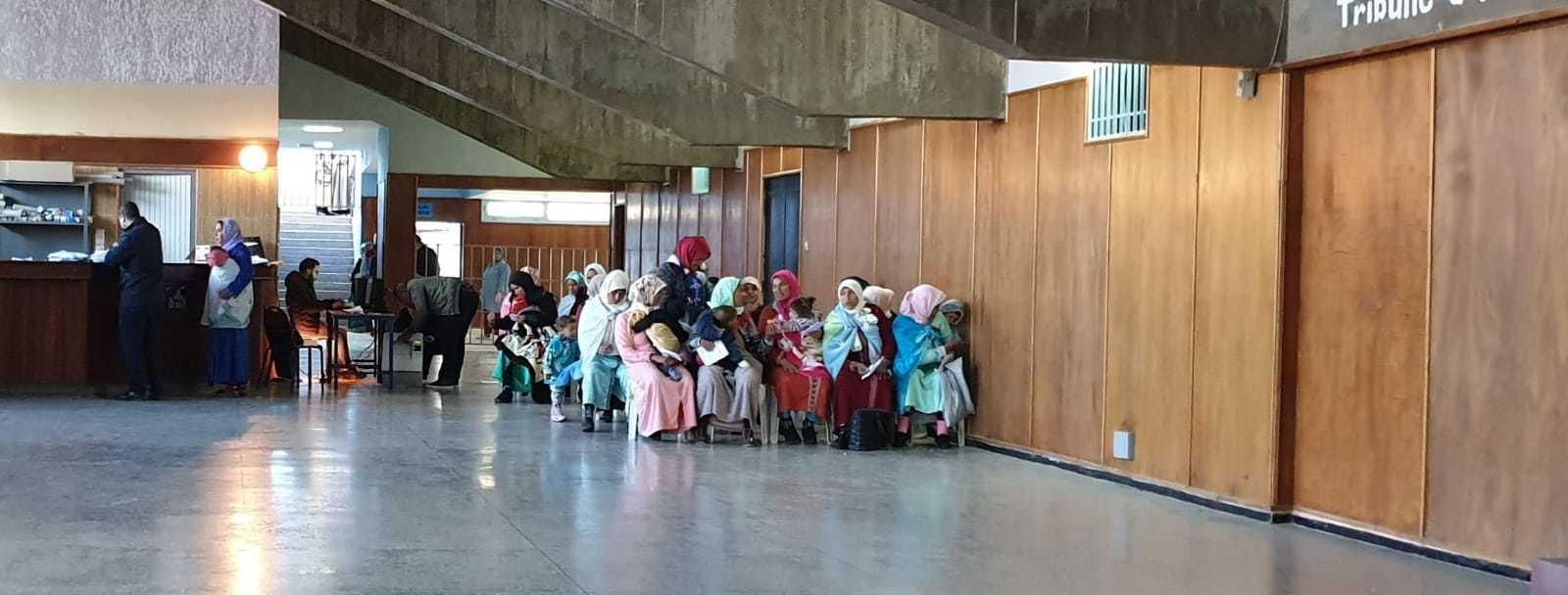 Un grupo de mujeres marroquíes esperan el turno para obtener el contrato en origen durante la selección.