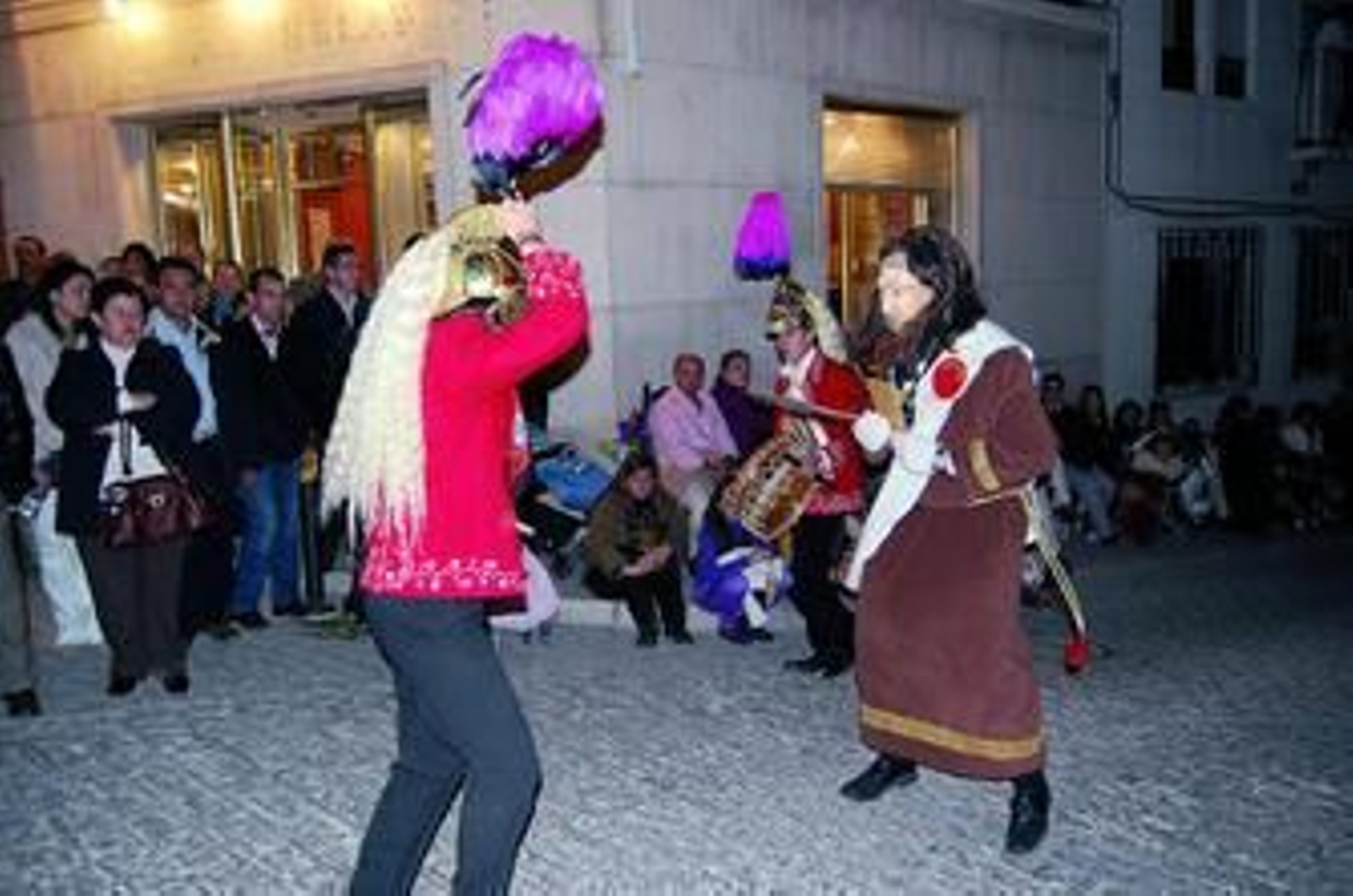 Un judío se enfrenta a uno de los apóstoles en Baena.
