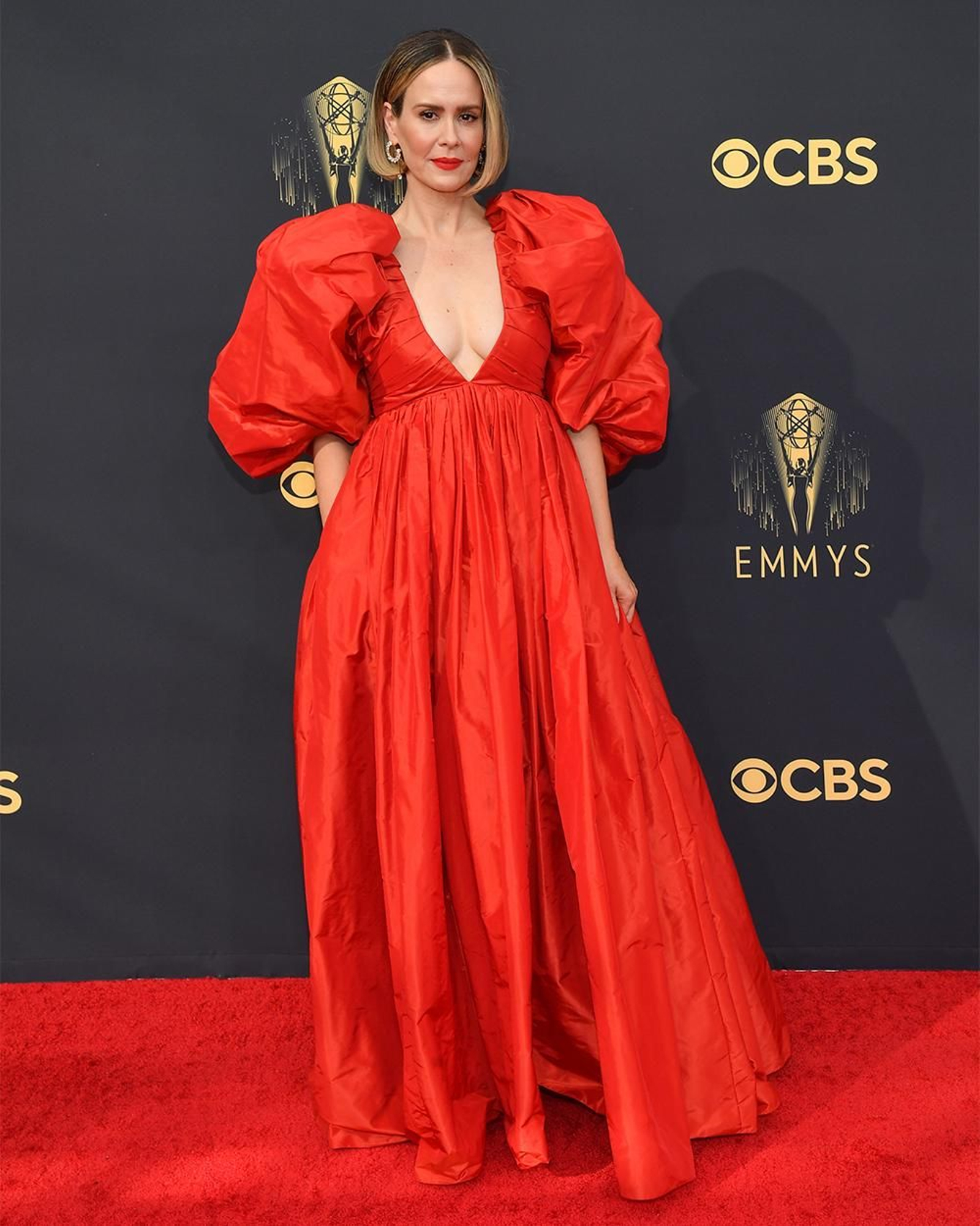 Sarah Paulson, con espectacular vestido rojo de Carolina Herrera.