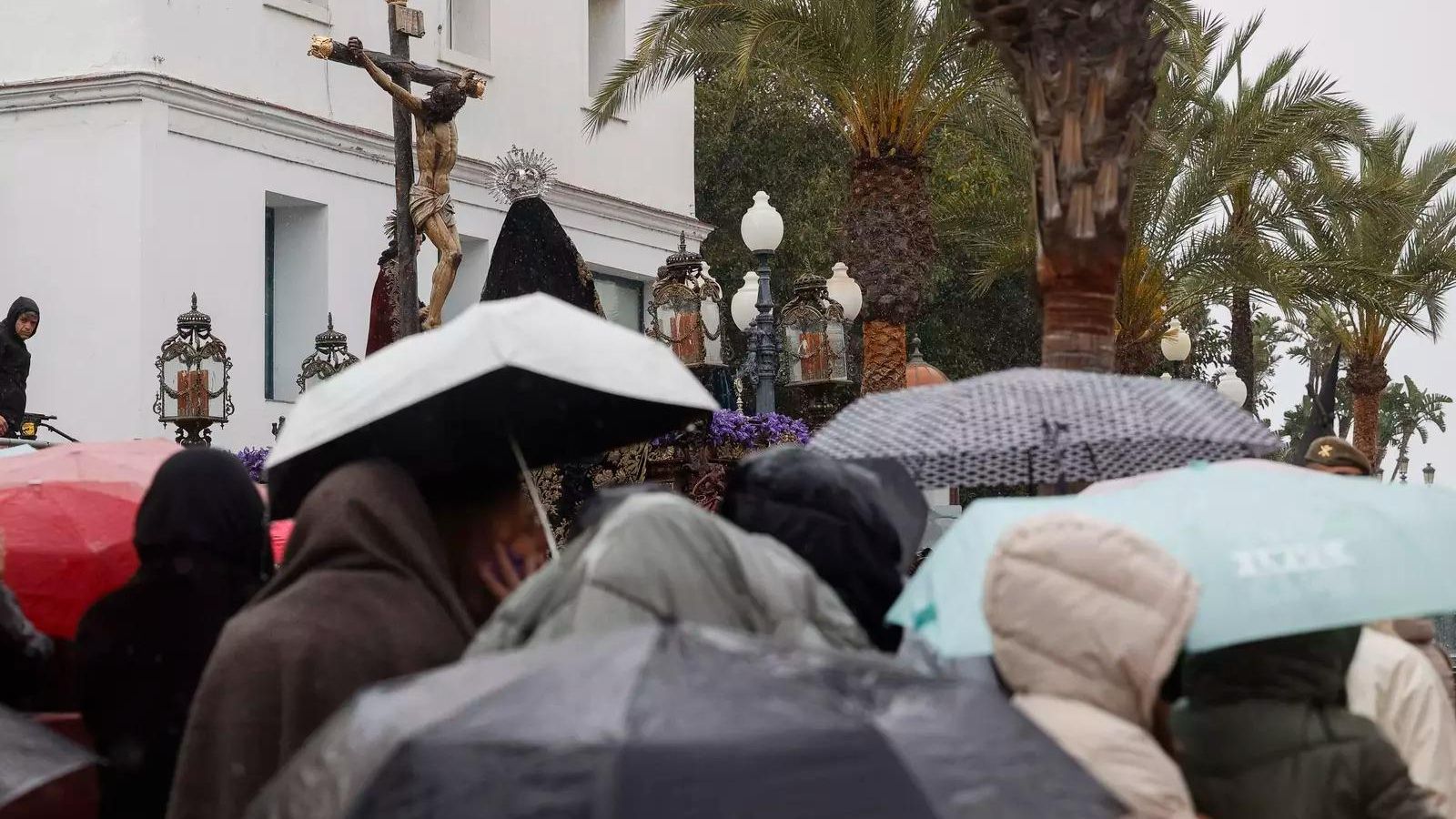 El misterio de la Piedad, en la tarde del Martes Santo, bajo la lluvia