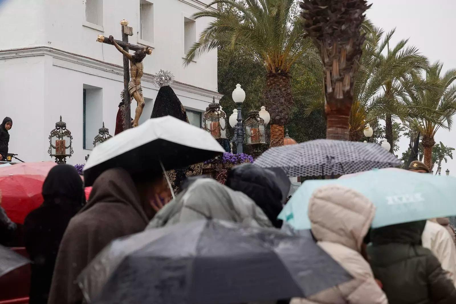 El misterio de la Piedad, en la tarde del Martes Santo, bajo la lluvia El misterio de la Piedad, en la tarde del Martes Santo, bajo la lluvia
