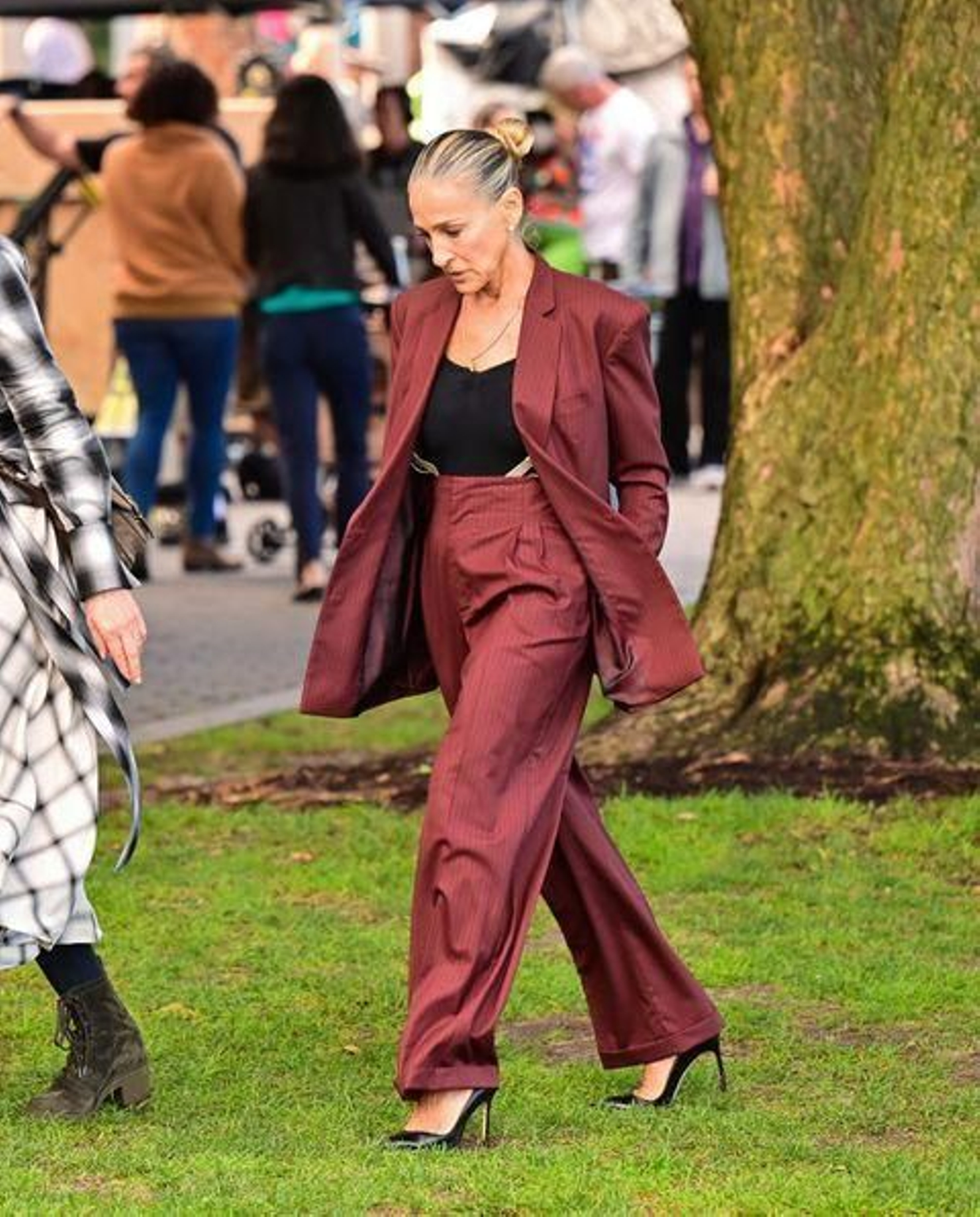 Sara Jessica Parker con un traje sastre. Sara Jessica Parker con un traje sastre.
