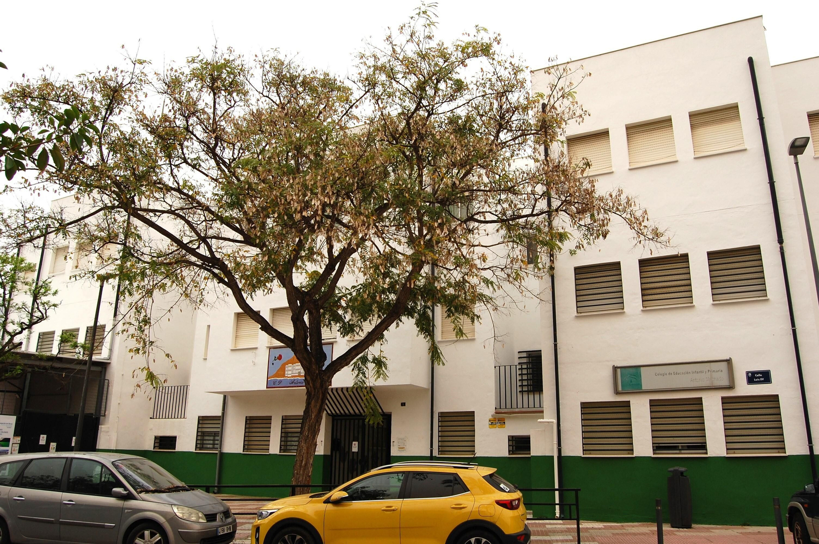 La fachada del colegio Antonio Machado de Marbella. La fachada del colegio Antonio Machado de Marbella.