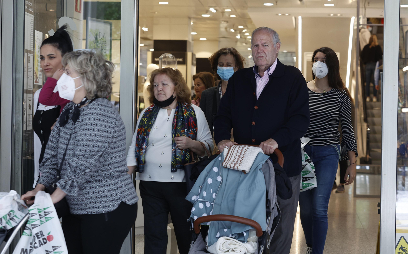 Imágenes del primer día sin mascarilla en interiores