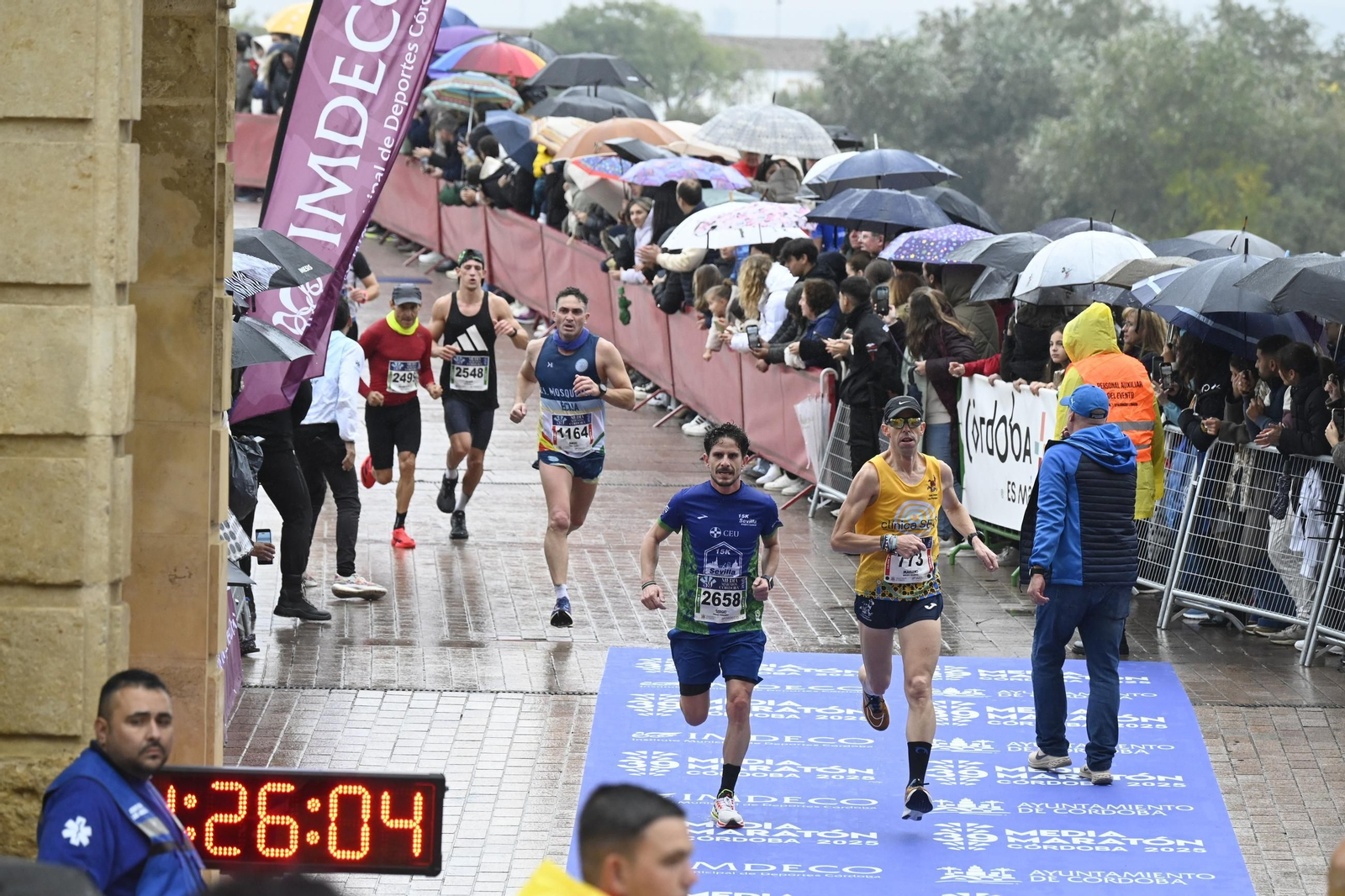 Emoción en la Puerta del Puente: las fotos de la línea de meta en la Media Maratón de Córdoba 2025