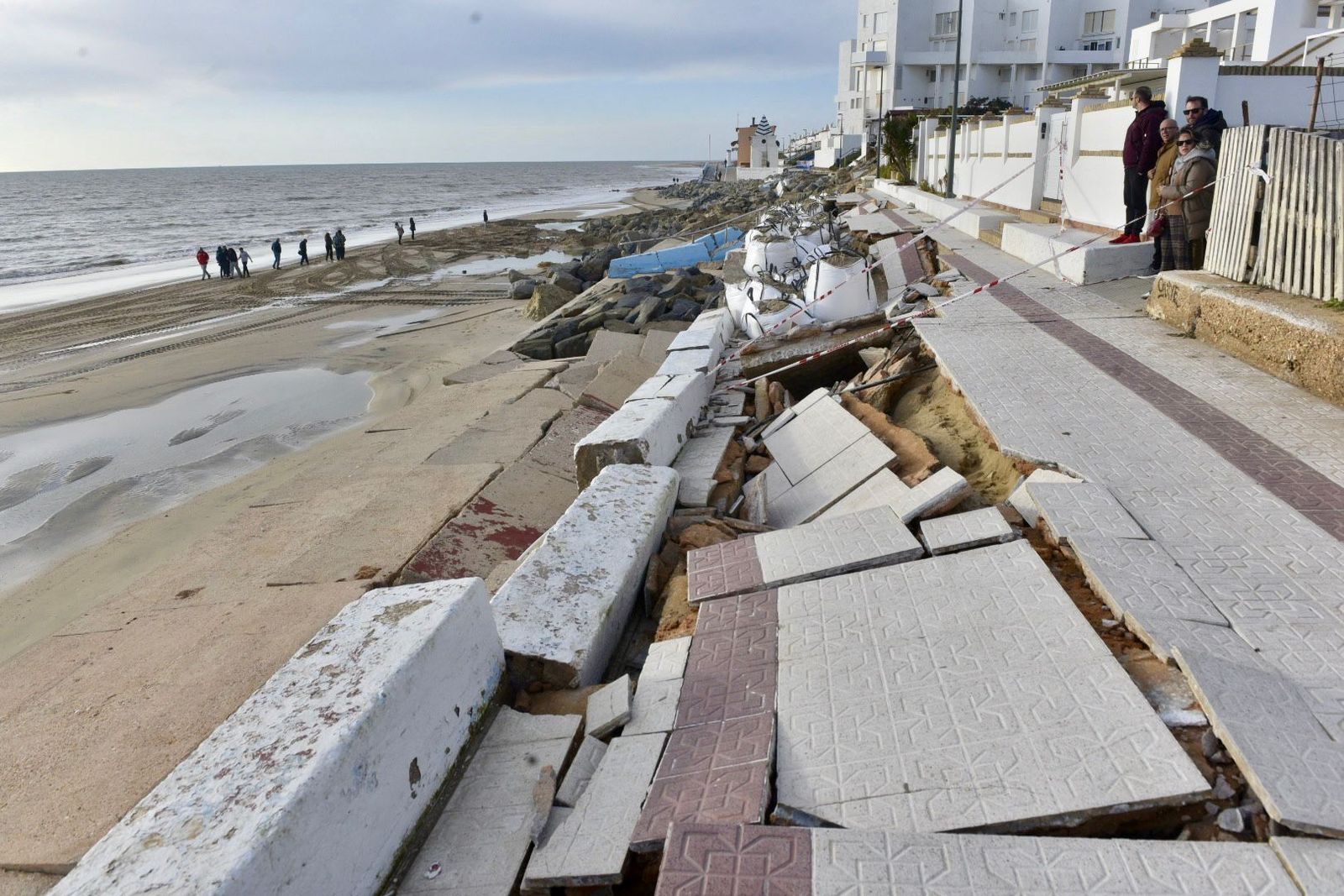 Daños en el paseo marítimo de Matalascalas tras el temporal.