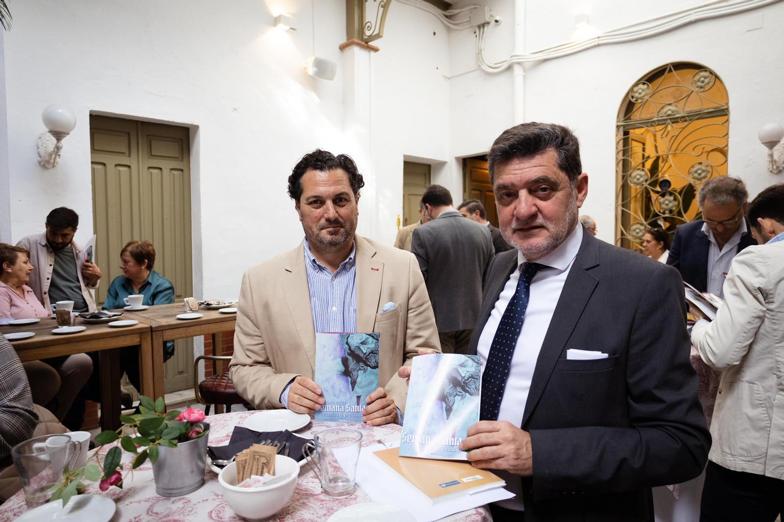 Imágenes de la presentación de la Guía de la Semana Santa de Huelva y su provincia 2023