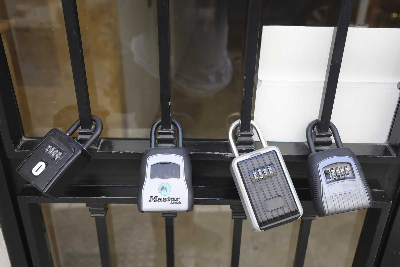 cajas de seguridad a las puertas de una vivienda de uso turístico.