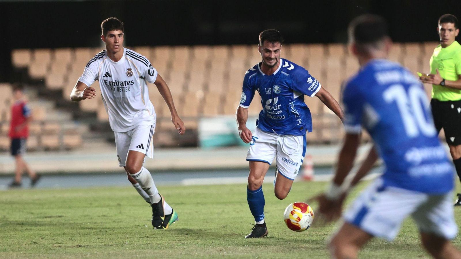 Curro Rivelott fue titular en la medular junto a Rafa Parejo.
