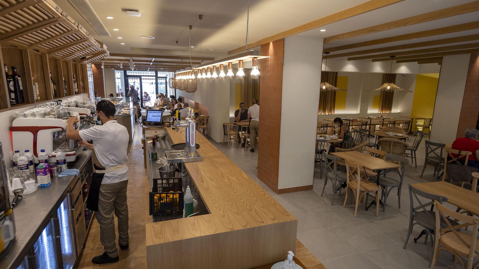 Interior de la remozada cafetería DonPanes frente al hospital Puerta del Mar.