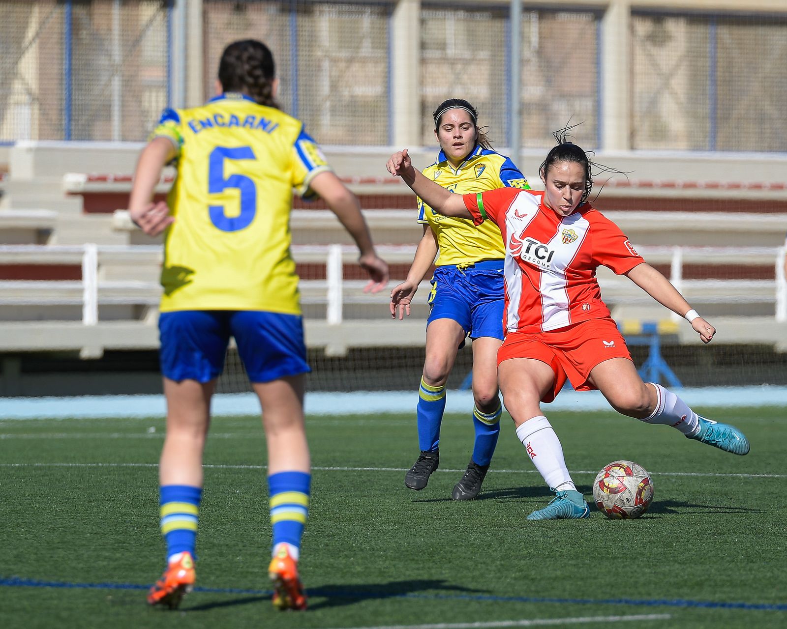 Paqui Campoy prepara la pierna para el disparo durante un encuentro de esta temporada de las rojiblancas en casa.