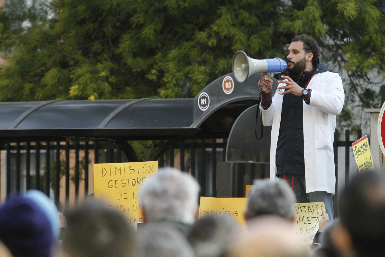 El médico granadino Jesús Candel, conocido como Spiriman, en una concentración.