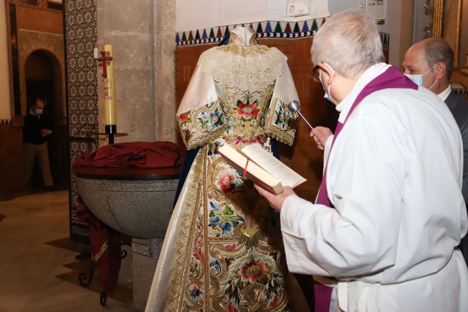 Bendecida la nueva corona de Nuestra Señora de los Ángeles