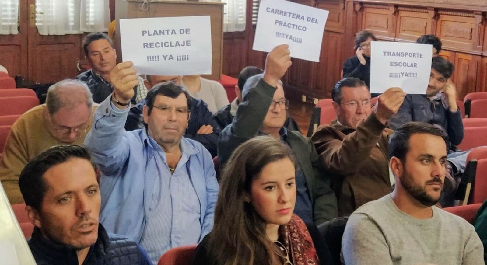 Representantes de los agricultores y vecinos de La Algaida y Los Llanos de Bonanza, en el pleno municipal de hoy.