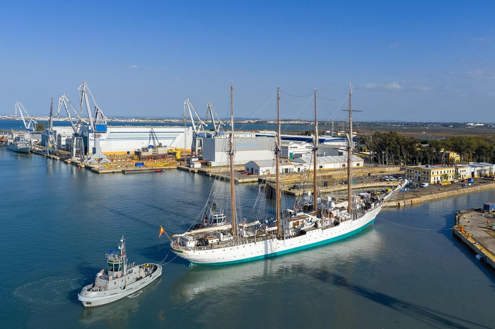 Salida de dique del 'Elcano', que ha coincidido con la jornada de puertas abiertas en Navantia San Fernando