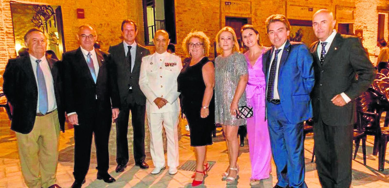 Eduardo Otaolaurruchi, el presidente de la Fundación Puerta de América, Juan Antonio Manzano, Javier Garat, el almirante de la Flota, Manuel Garat, María Dolores Rodríguez, Clemen Sánchez,, Cadridad Calvo, Carlos Cuevas y Alfonso Saez Aguiar, en el patio del Castillo de Santiago.