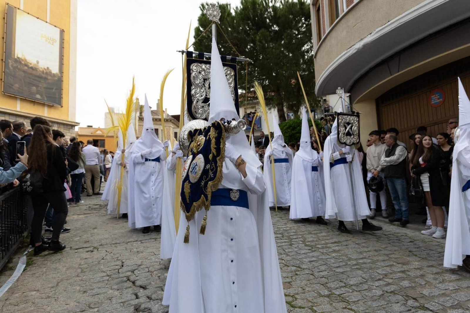 Los jiennenses se echan a la calle para presenciar la primera de las procesiones de la jornada: la Borriquilla (I)