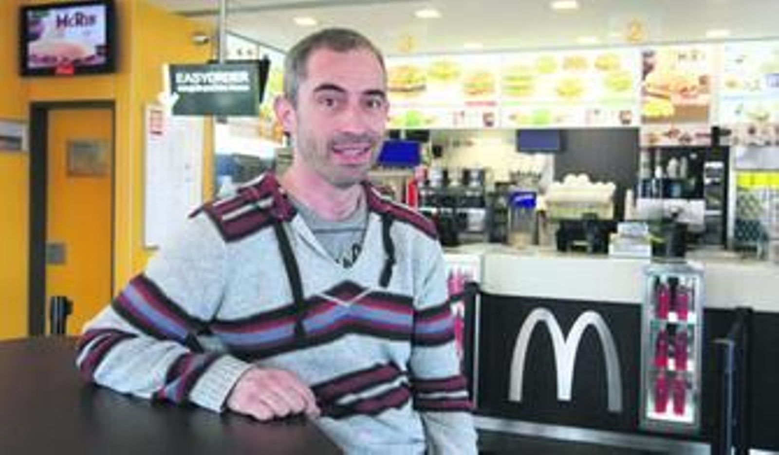 Juan Robert, días atrás, en la tienda que McDonalds tiene en Luz Shopping.
