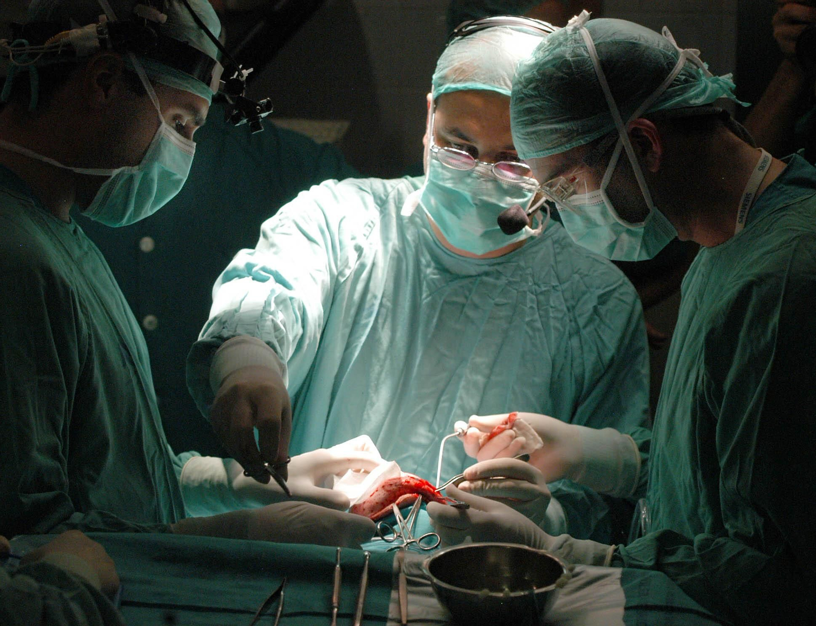 Cirujanos durante una intervención quirúrgica en un hospital sevillano.