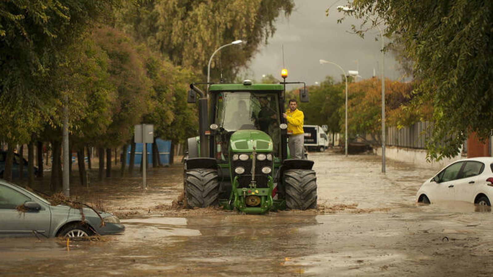 Imagen de archivo de un tractor atravesando una de las calles anegadas en Campillos