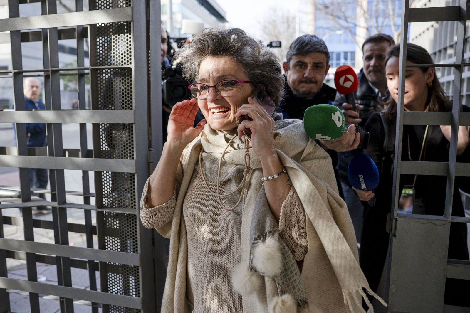Pilar Baselga, acusada por injurias y calumnias por llamar transexual a Begoña Gómez, a su llegada al Juzgado.