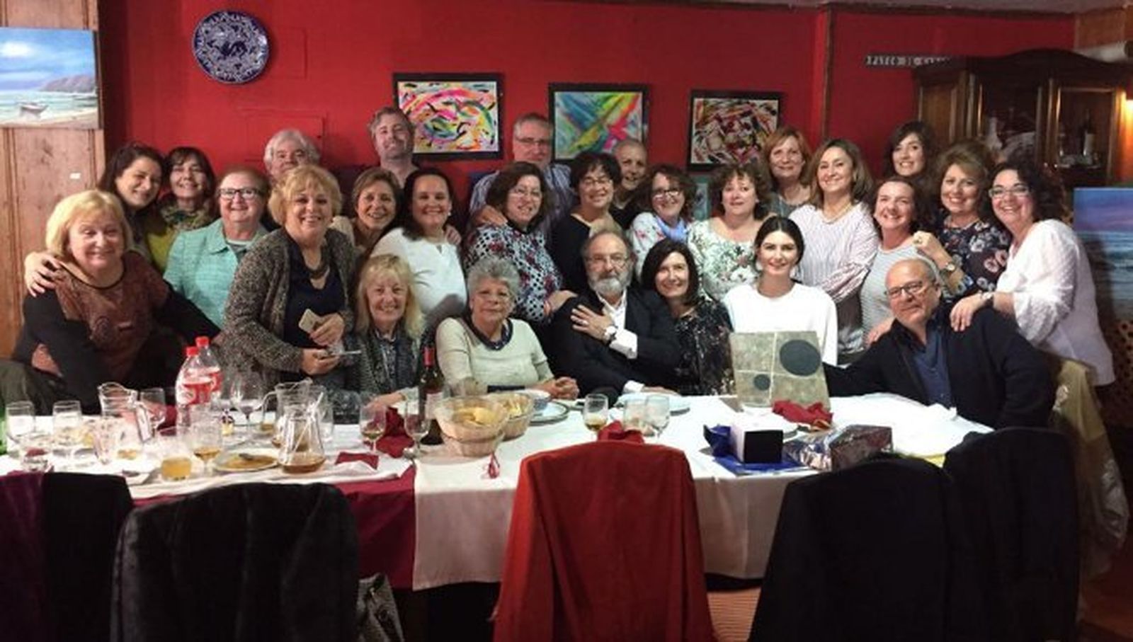 El anfitrión José María Roquette Gaona, con el grupo de compañeros del Centro de Salud del Olivillo y familiares.