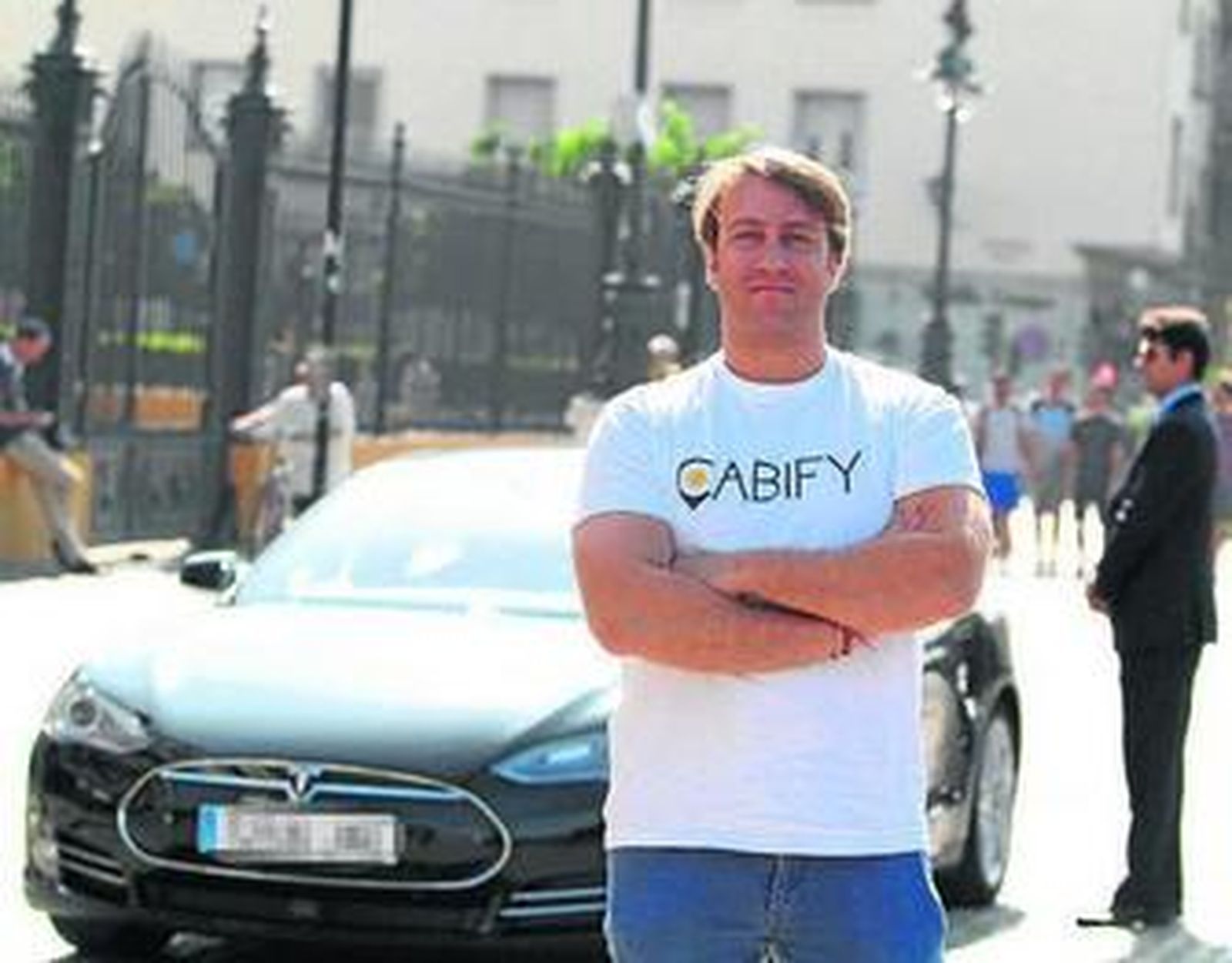 Juan de la Torre, de marketing de Cabify. Detrás, el Tesla con conductor.