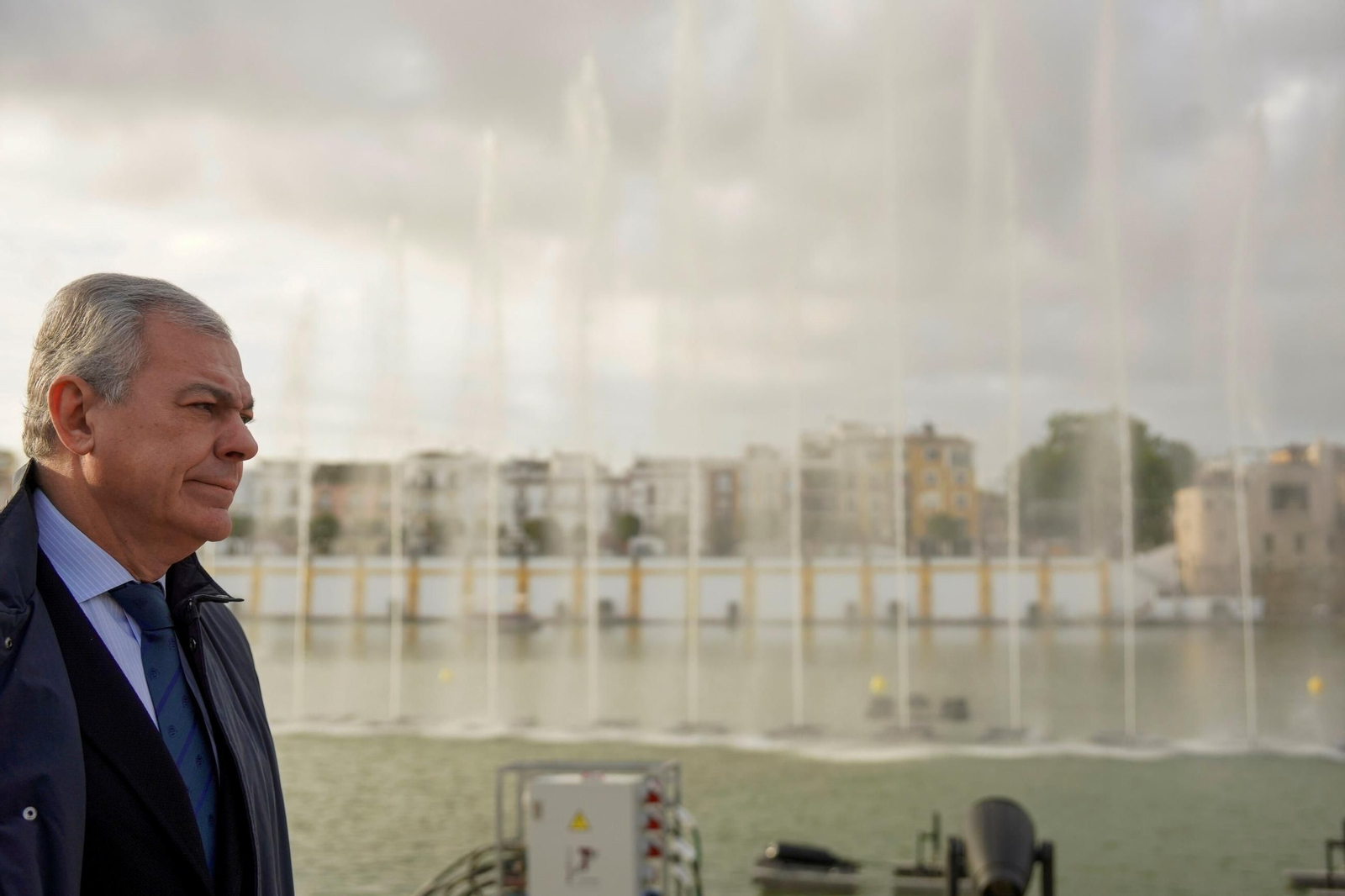 El alcalde, en la presentación del espectáculo navideño en el río.