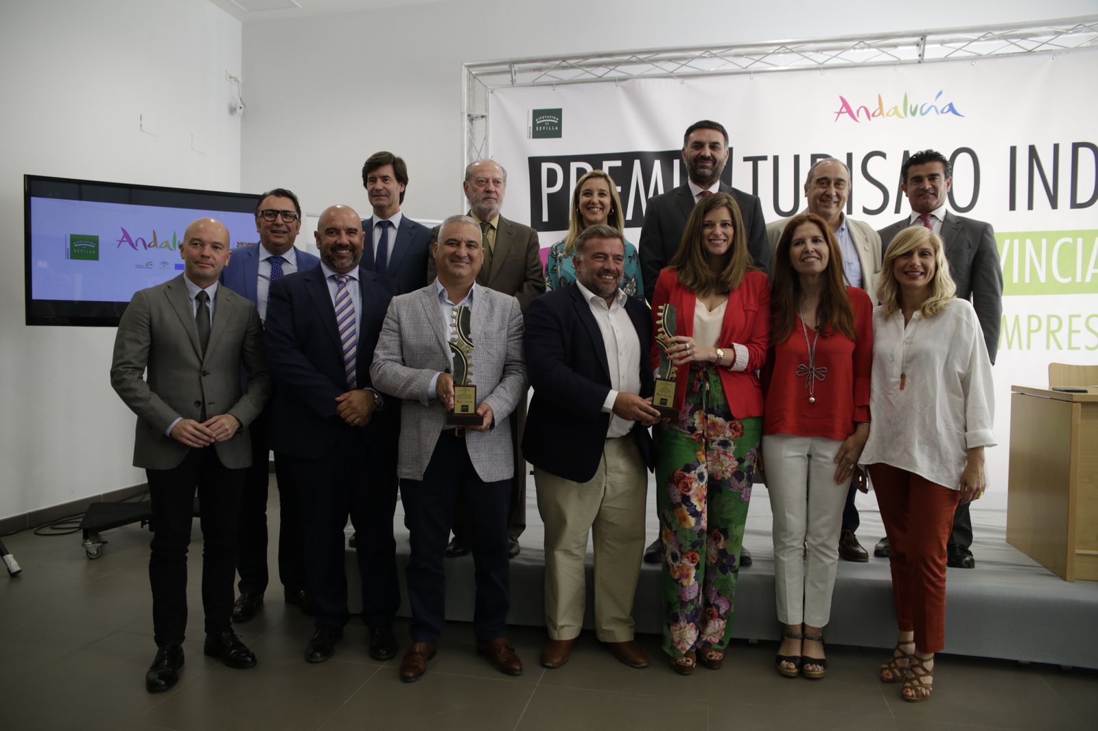 Foto de familia de la entrega de los los V Premios 'Turismo Industrial de la Provincia'.