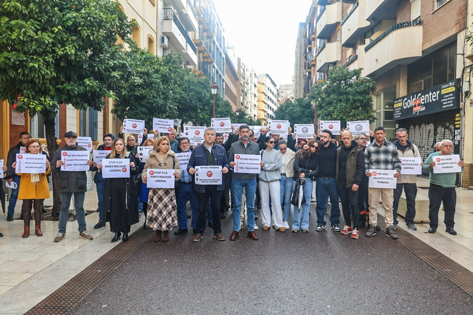 Fotografías del minuto de silencio en UGT por la muerte de un trabajador