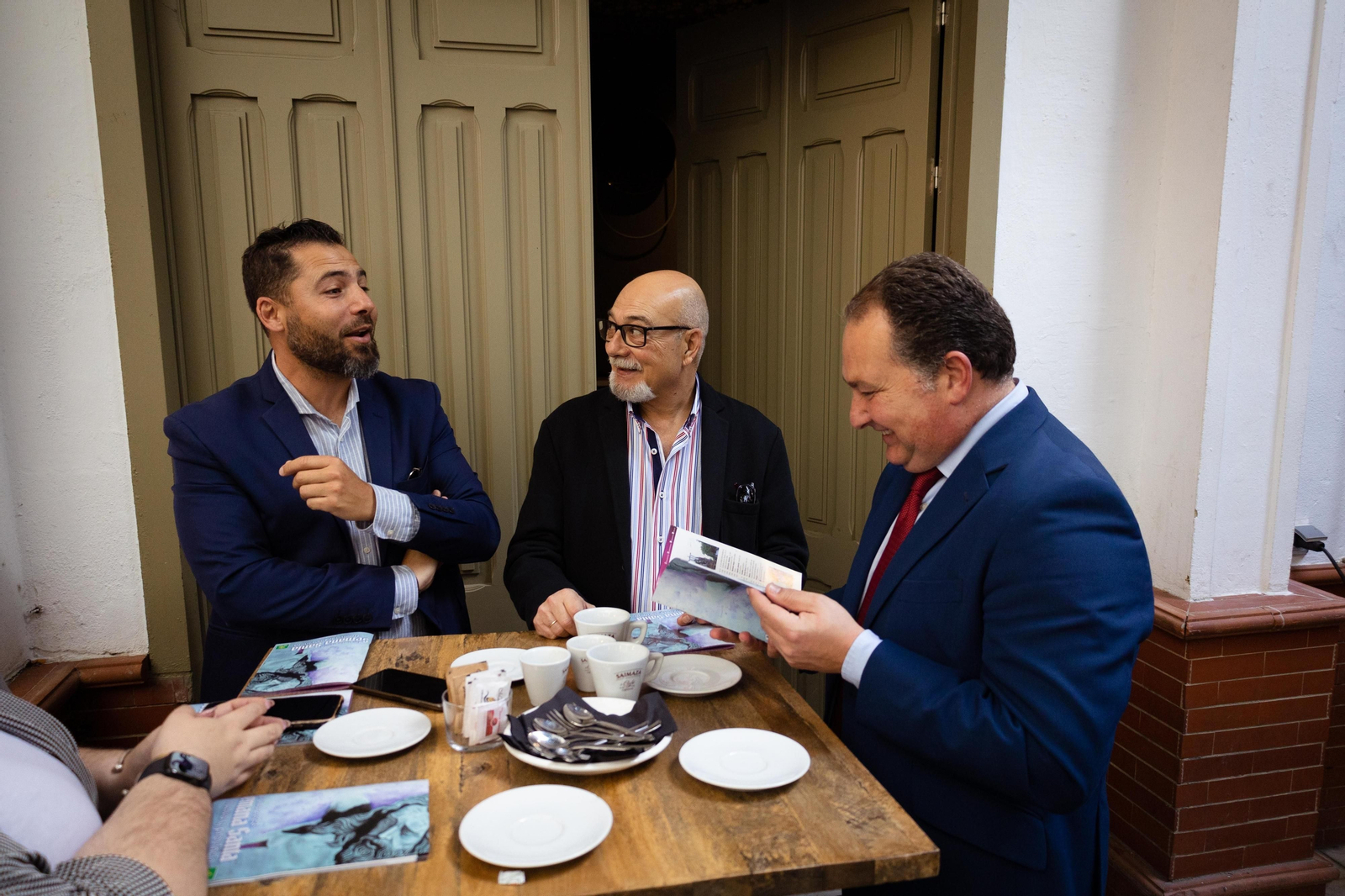 Imágenes de la presentación de la Guía de la Semana Santa de Huelva y su provincia 2023