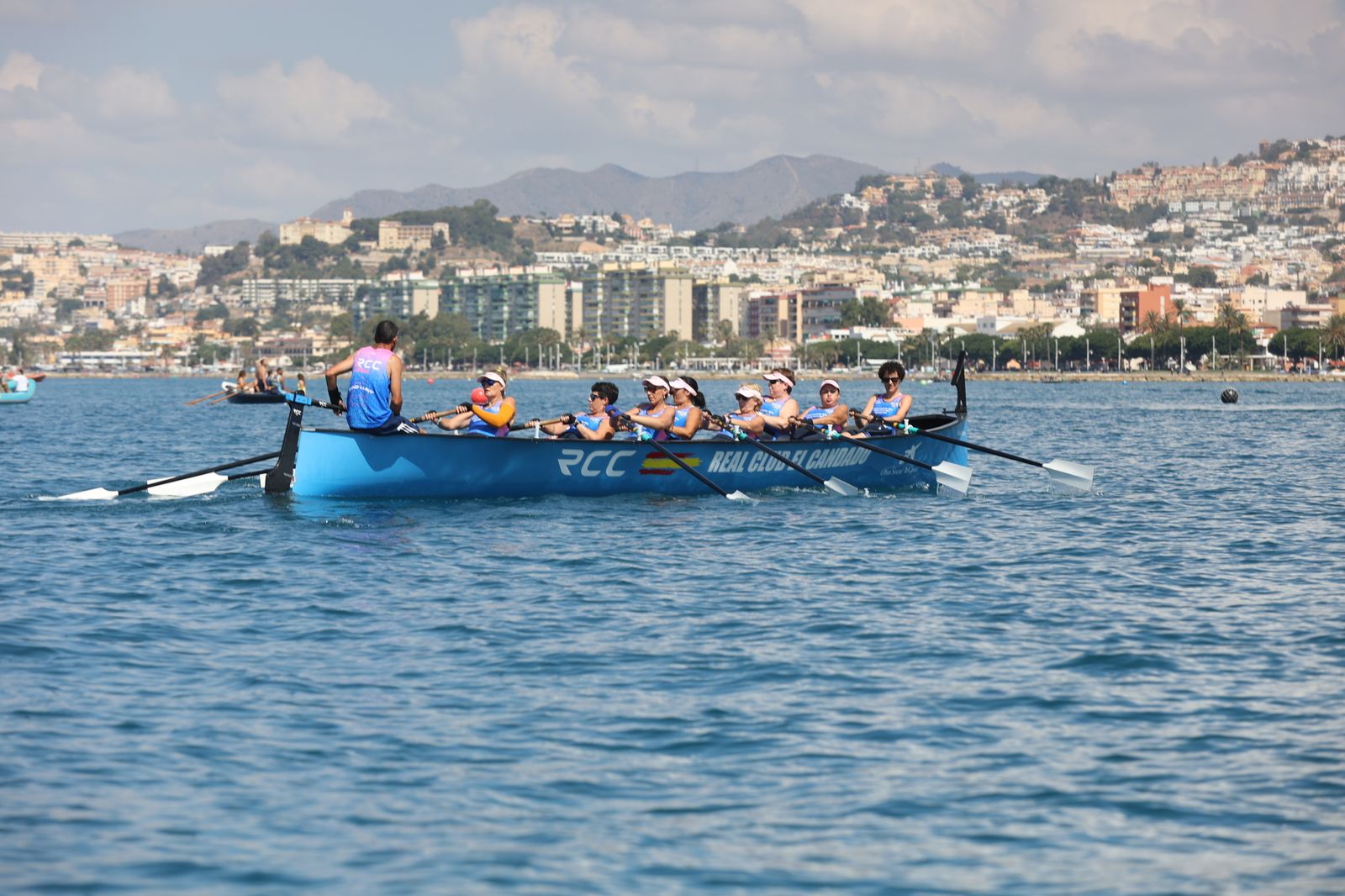 Más de 100 mujeres supervivientes de cáncer participan este sábado en una Regata Nacional en Málaga