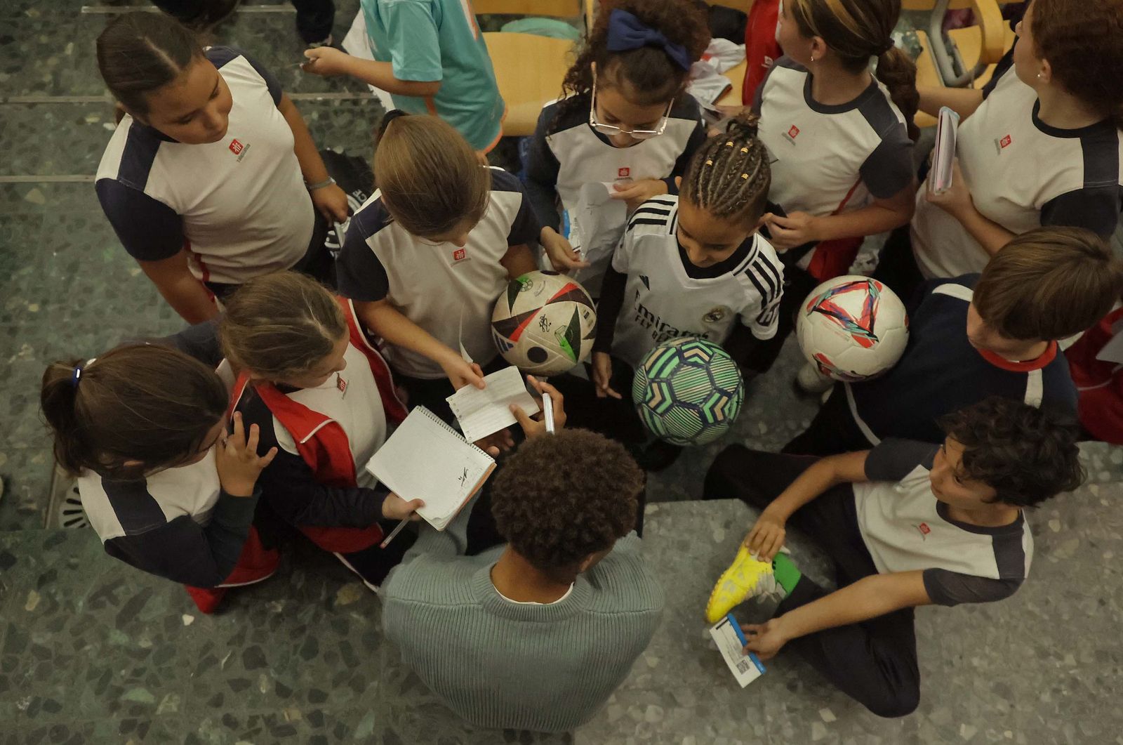 Un grupo de escolares atiende las instrucciones de un maestro en Algeciras.