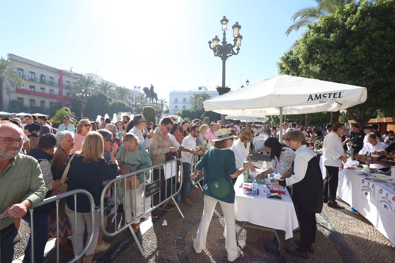 Cortadores de jamón en la plaza del Arenal a beneficio del Hogar San Juan