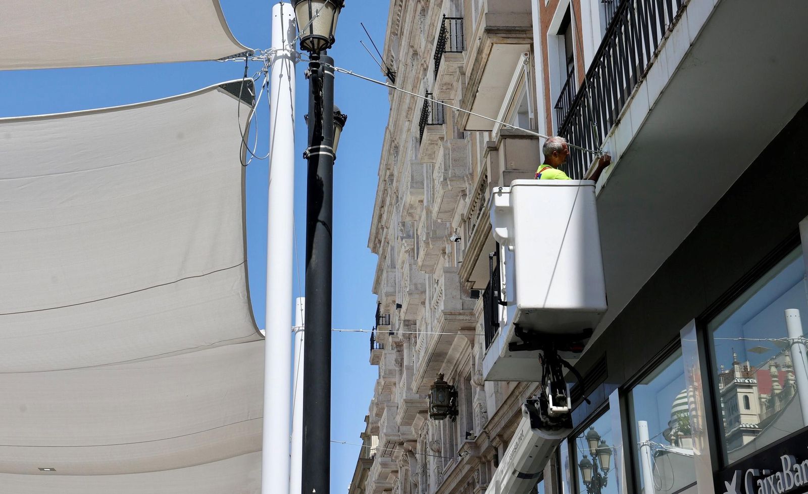 Pintura para bajar el impacto de los toldos de la Avenida