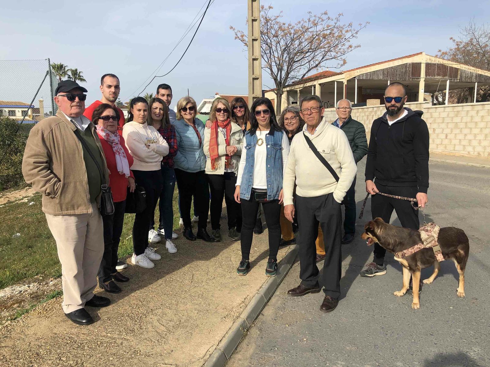 Algunos de los vecinos de Villa Antonia que reivindican las mejoras en la urbanización.