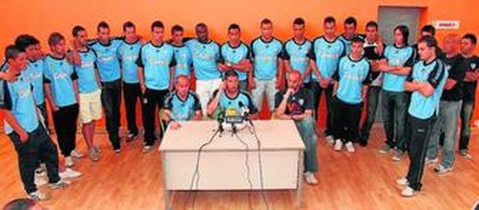 La plantilla del Lucena, con excepción del capitán David Cabello, lee el comunicado con Óscar Ventaja, Antonio Sarmiento y Alberto Monteagudo a la cabeza.