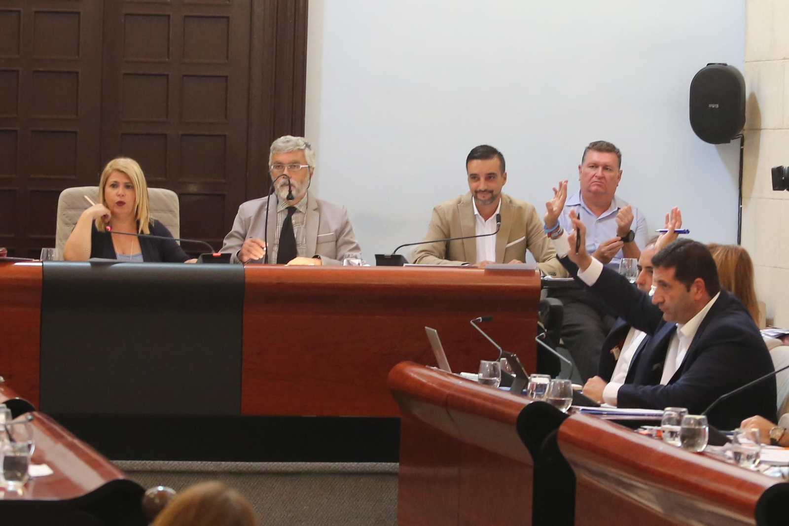 El concejal Ignacio Martínez, a la derecha, durante un pleno celebrado en septiembre.