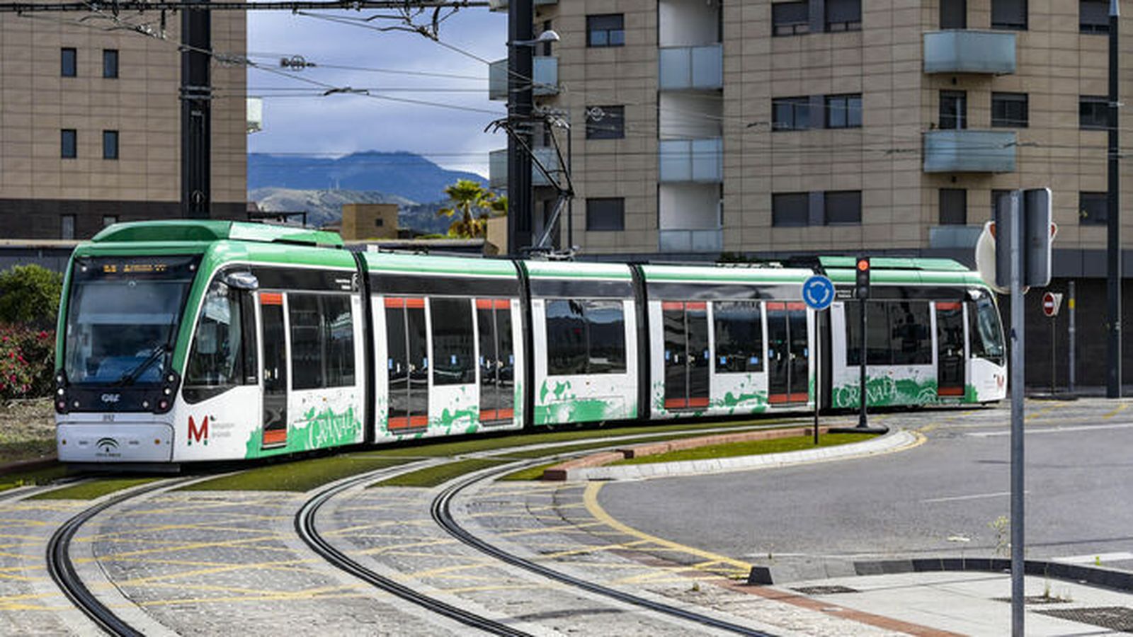 Un convoy del Metro de Granada a su paso por el PTS