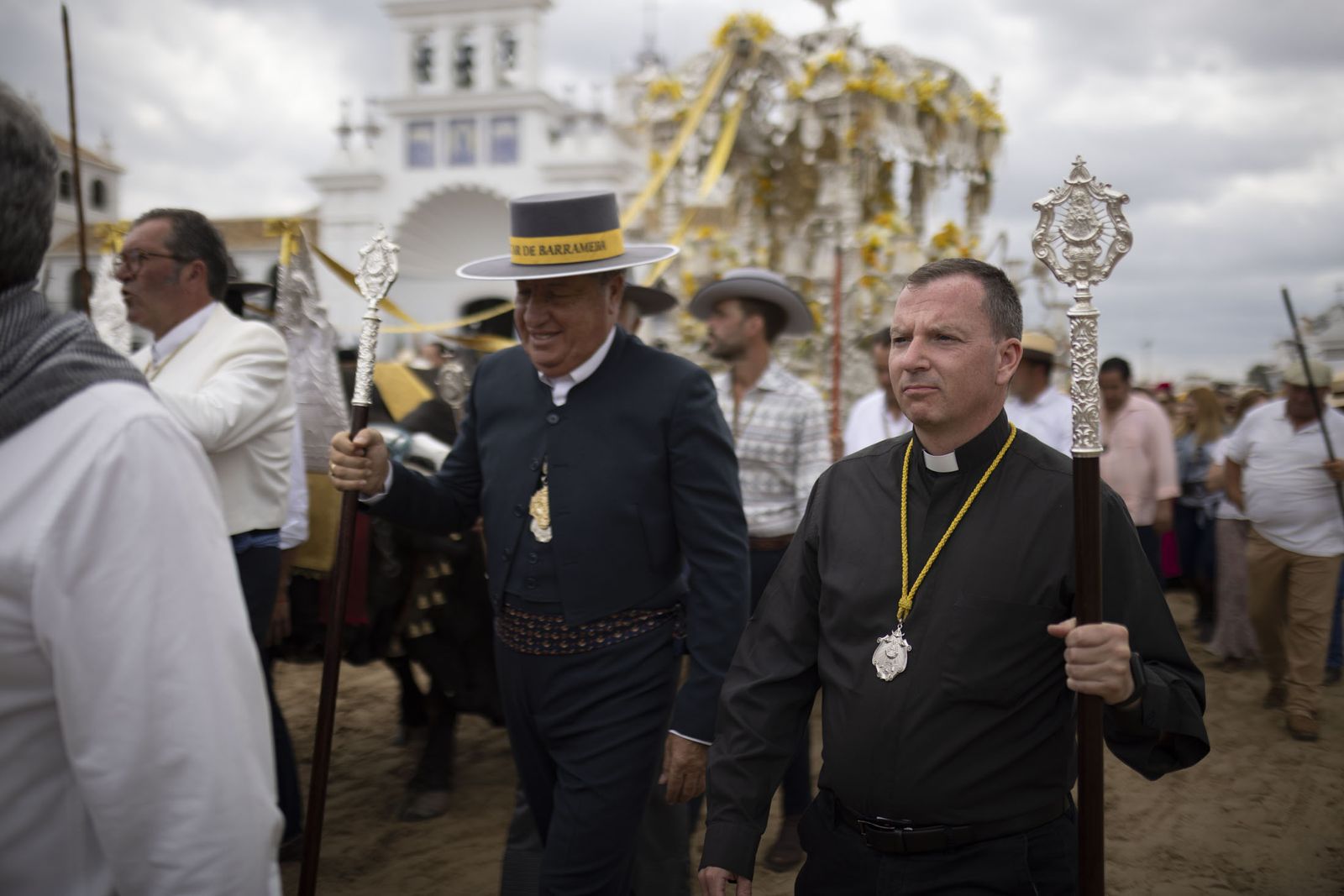 El Rocío 2023: Imágenes de ambiente en la aldea durante la presentación de las Hermandades