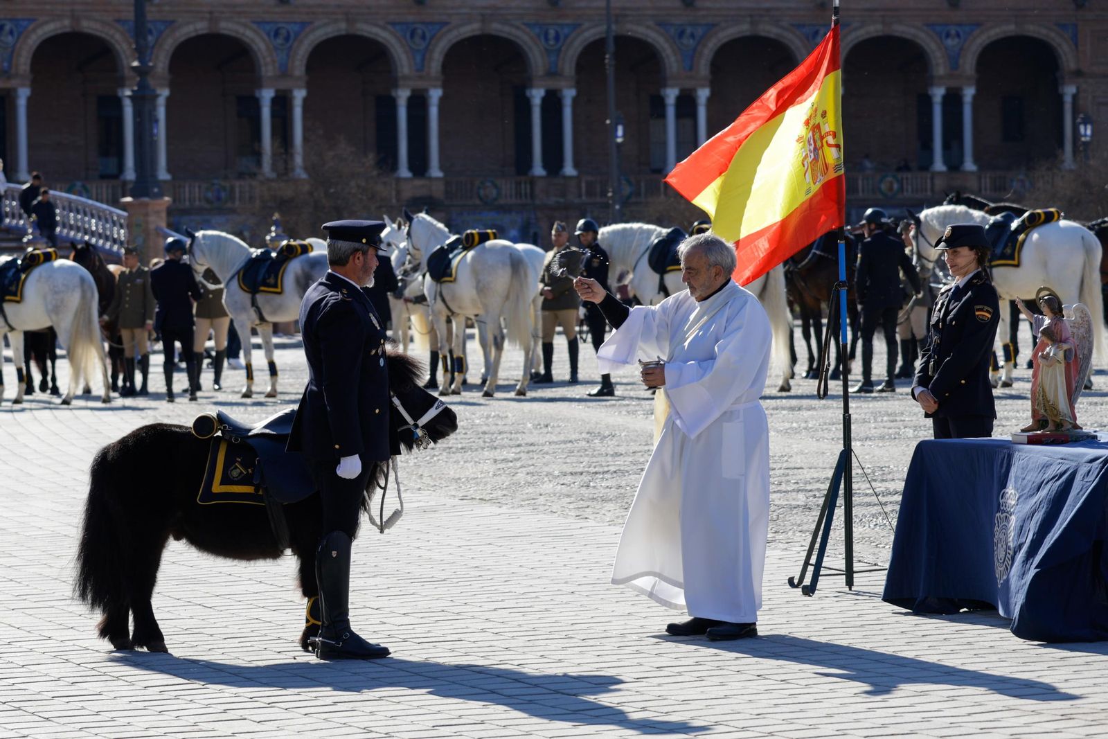 Las imágenes de la celebración del día de San Antón por la Policía Nacional en la plaza de España