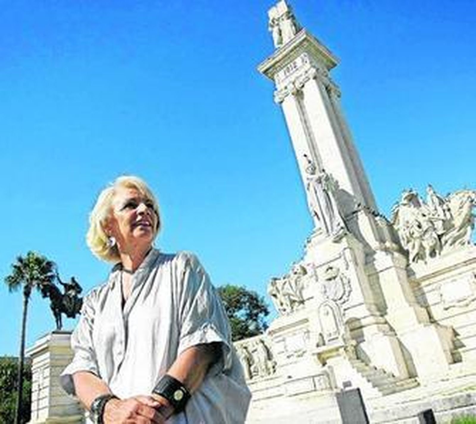 La alcaldesa de Cádiz, en el Monumento a la Constitución de 1812.