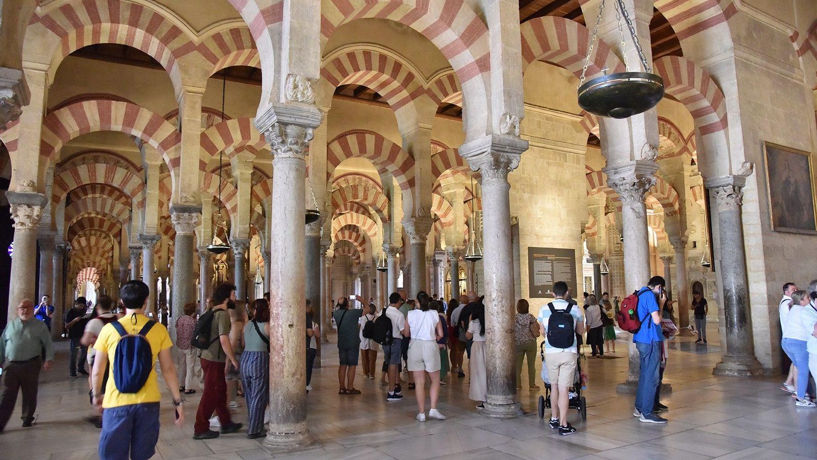 Turistas en el interior de la Mezquita-Catedral Turistas en el interior de la Mezquita-Catedral