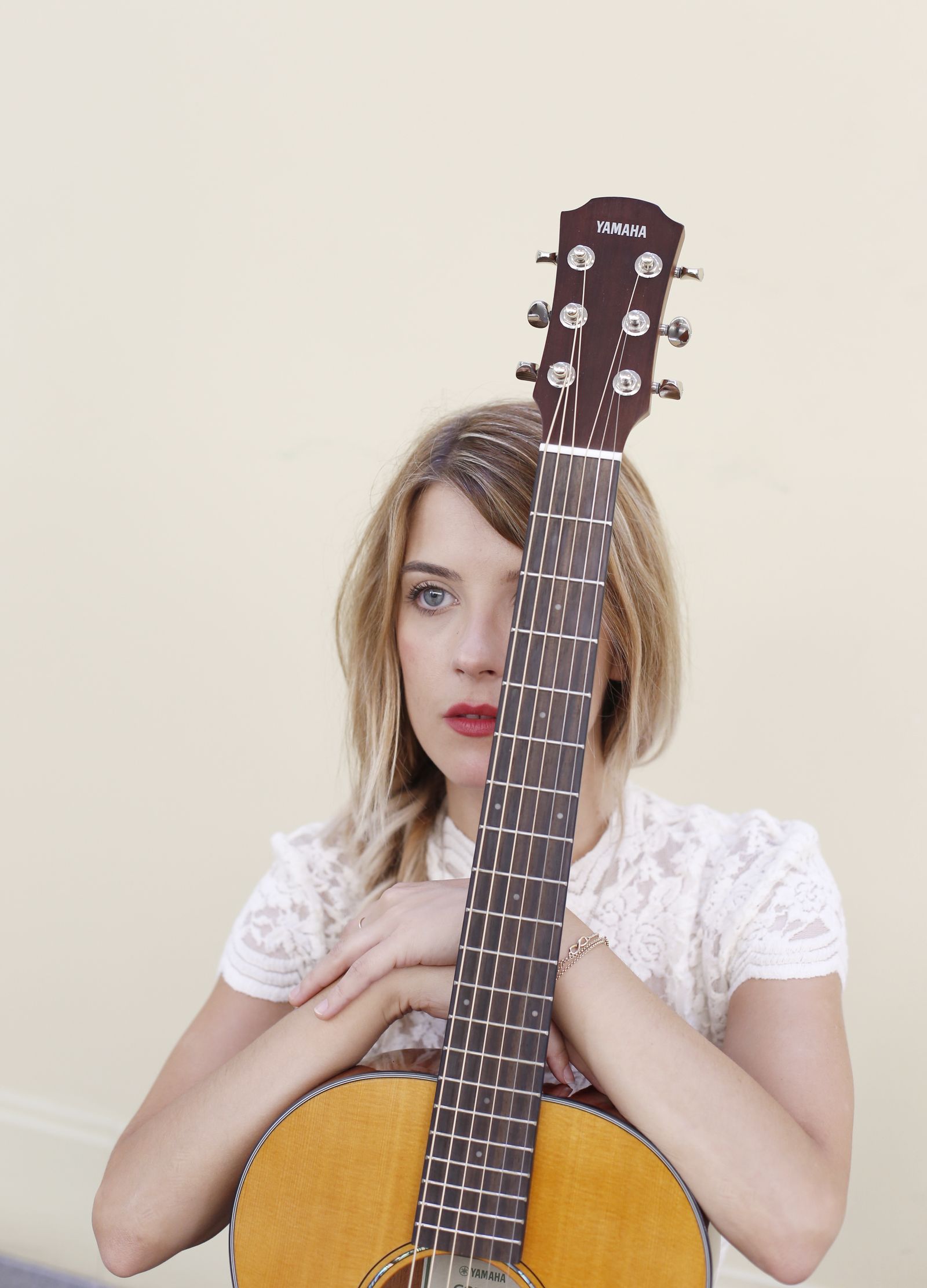 Virginia Maestro, con su guitarra.