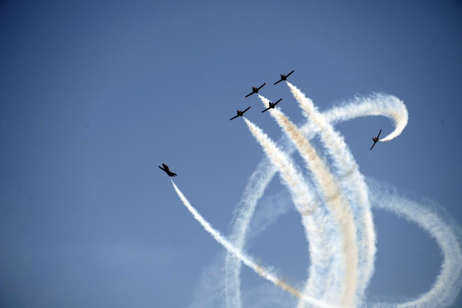 La Patrulla Águila del Ejército se exhibe en el cielo de Málaga.