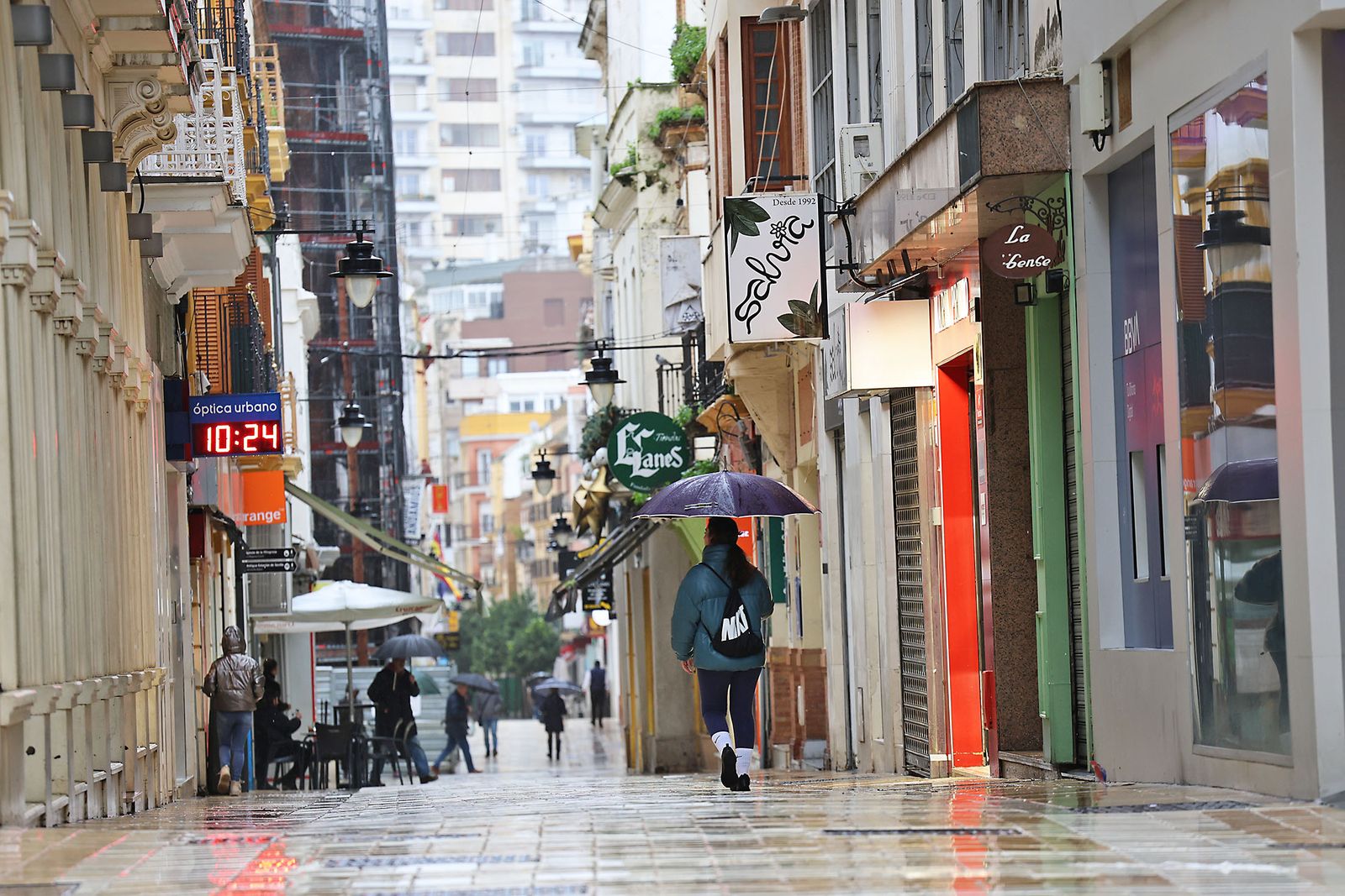 Intensas lluvias y calles desiertas en Huelva por la borrasca Marta