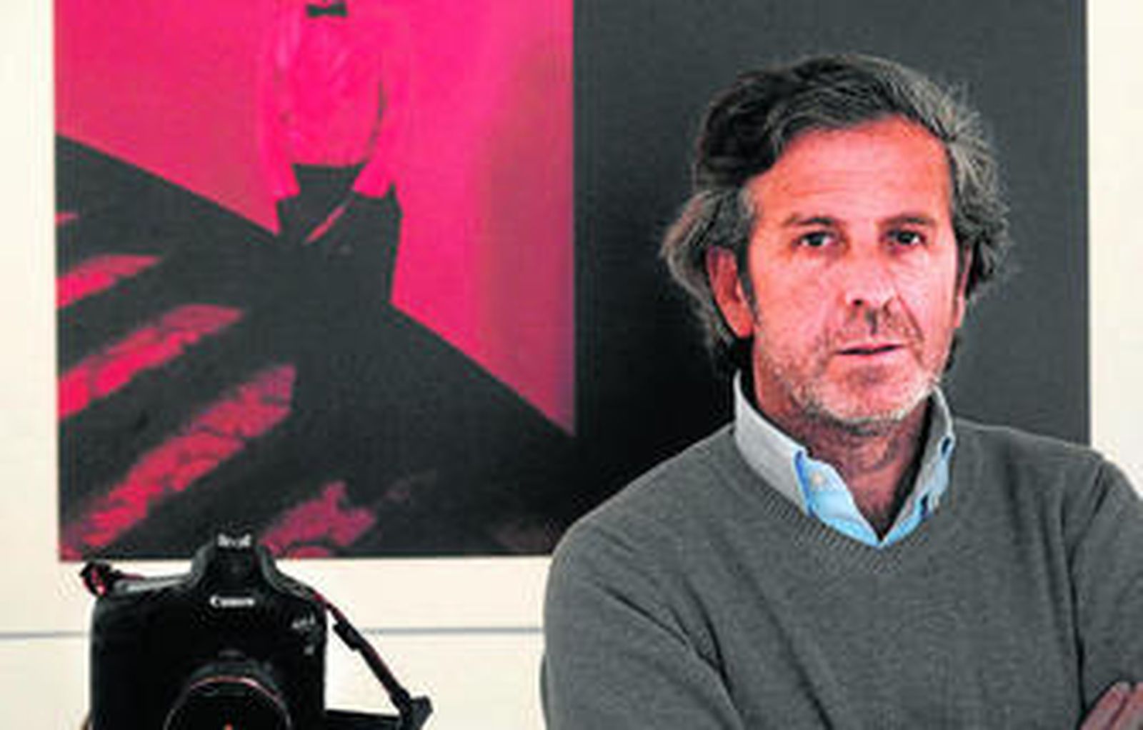 Fito Carreto posa ante su obra.